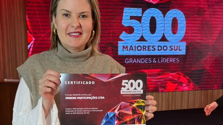Representante do Grupo Orbenk com o certificado do ranking 500 Maiores do Sul