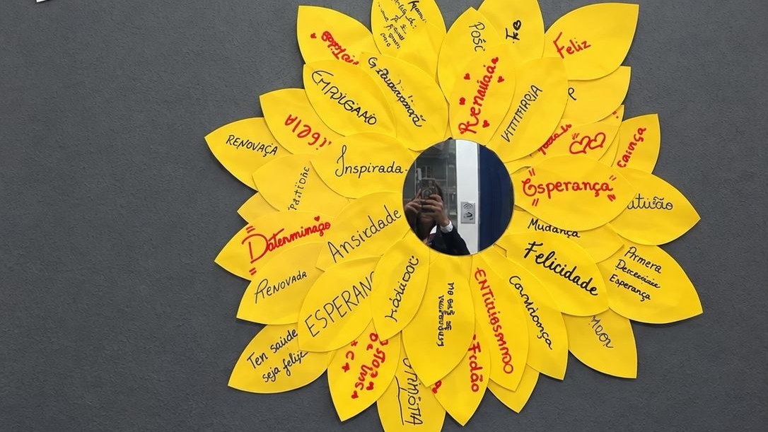Flor de pétalas com palavras sobre sentimentos na ação de Setembro Amarelo do Grupo Orbenk em Blumenau